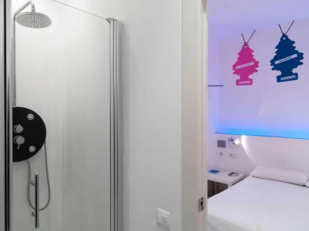 Chic & Basic Tallers Hostal Барселона Испания